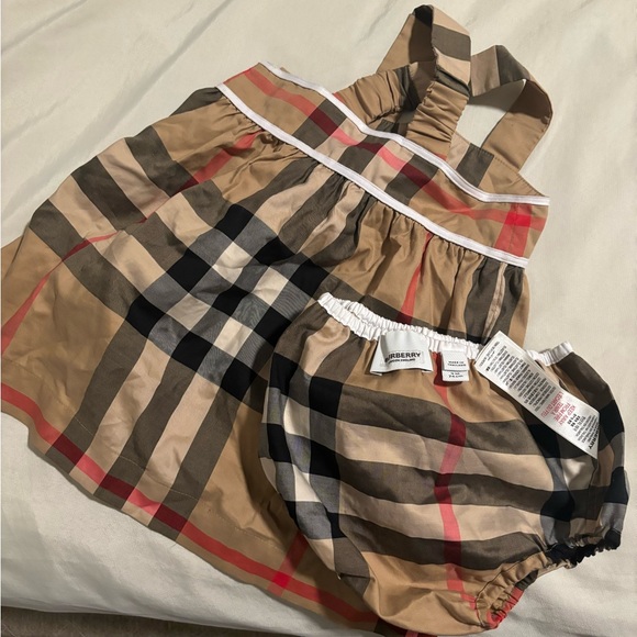 Burberry (Authentic) - Picture 2 of 3